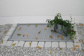 Insektenschutz für den Lichtschacht / Kellerschacht mit trittfestem Edelstahl Gewebe - so bleiben Laub, Insekten, Frösche und Mäuse einfach draußen Lichtschachtabdeckung mit Edelstahl Gewebe - die einfache und preiswerte Lösung um den Kellerrost vor eindringenden Kleintiere zu schützen